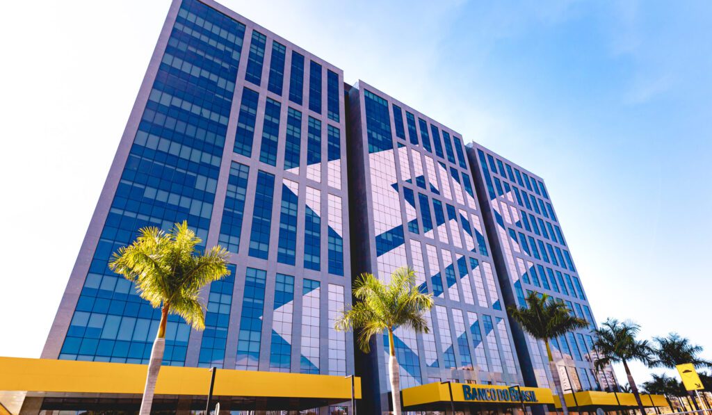 Prédios de bancos no Brasil, representando as melhores opções para pedir um empréstimo.
