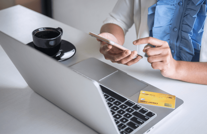 Ilustração de uma pessoa segurando um cartão de crédito com uma expressão preocupada, representando a preocupação com os juros abusivos cobrados em compras e pagamentos no cartão de crédito.