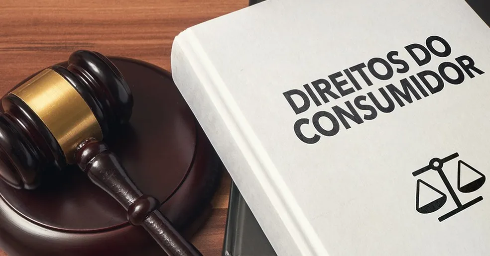 Representação visual de juros abusivos, mostrando uma balança da justiça equilibrando um contrato de financiamento e uma calculadora, simbolizando a importância da revisão contratual e da Lei 8.078/90 (Código de Defesa do Consumidor) na proteção contra taxas indevidas.