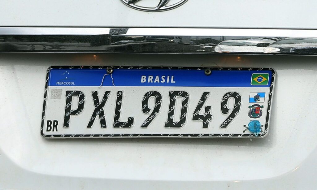 Imagem de uma placa de veículo com destaque para a ferramenta de consulta de veículo por placa, essencial para a execução de bens e localização eficiente de patrimônios no processo judicial.