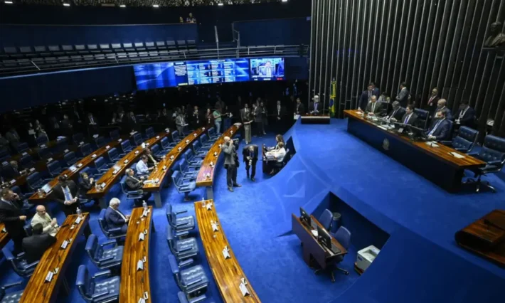 Plenário da Câmara Legislativa com deputados reunidos durante sessão, mostrando o ambiente político onde foi discutida a possível investigação sobre o uso de recursos públicos para socorrer o Banco Master.