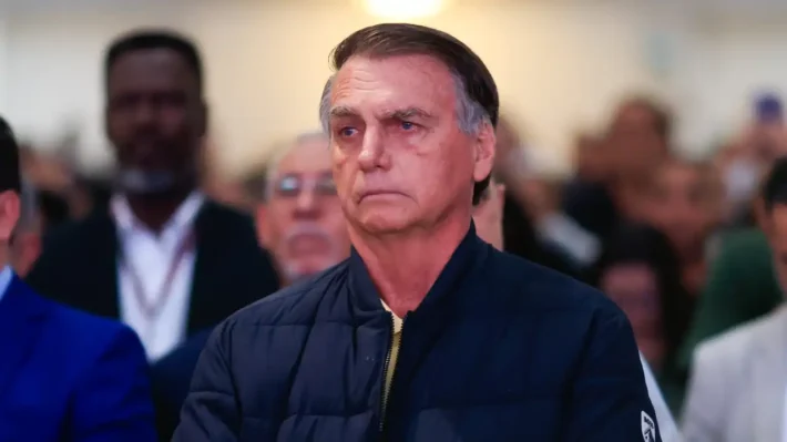 Prisão de Bolsonaro: Jair Bolsonaro com expressão triste, representando o impacto político e econômico no Brasil.
